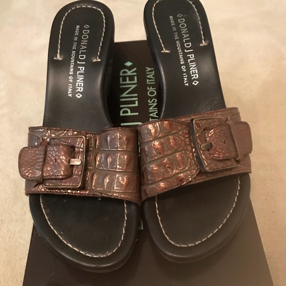 Donald Pliner wedges good condition size 8 1/2 M - Picture 2 of 4